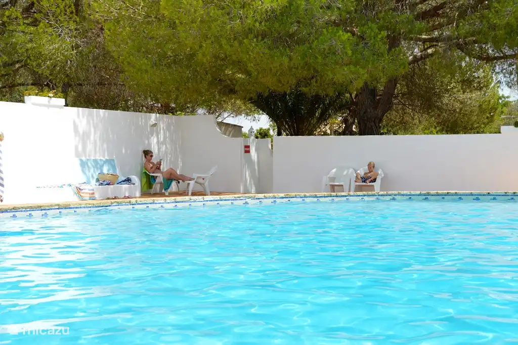 Plusieurs terrasses autour de la piscine de 22 mètres, avec ombre et soleil. 