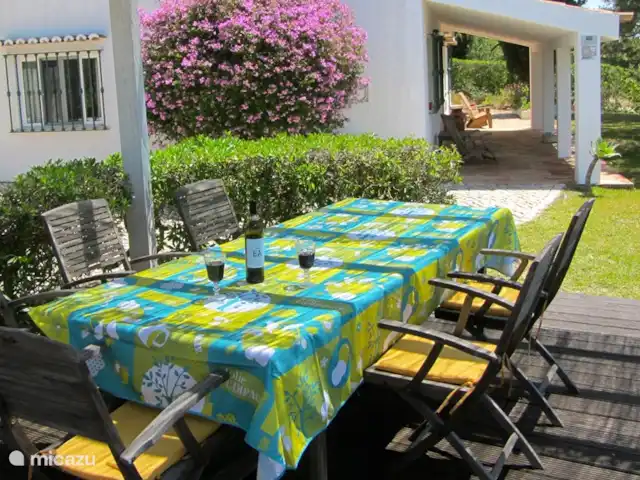 Quinta da Felicidade, Casa Rosa | Portugal, Algarve, Albufeira - maison de vacances Table à manger spacieuse sous pergola sur la terrasse avec vue sur la mer