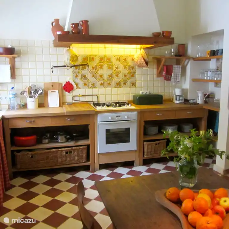 Cuisine confortable et confortablement meublée