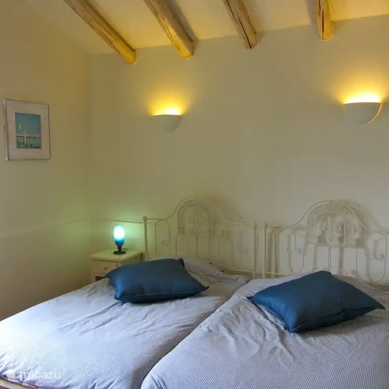 Chambre meublée avec goût et soin avec de grands lits confortables