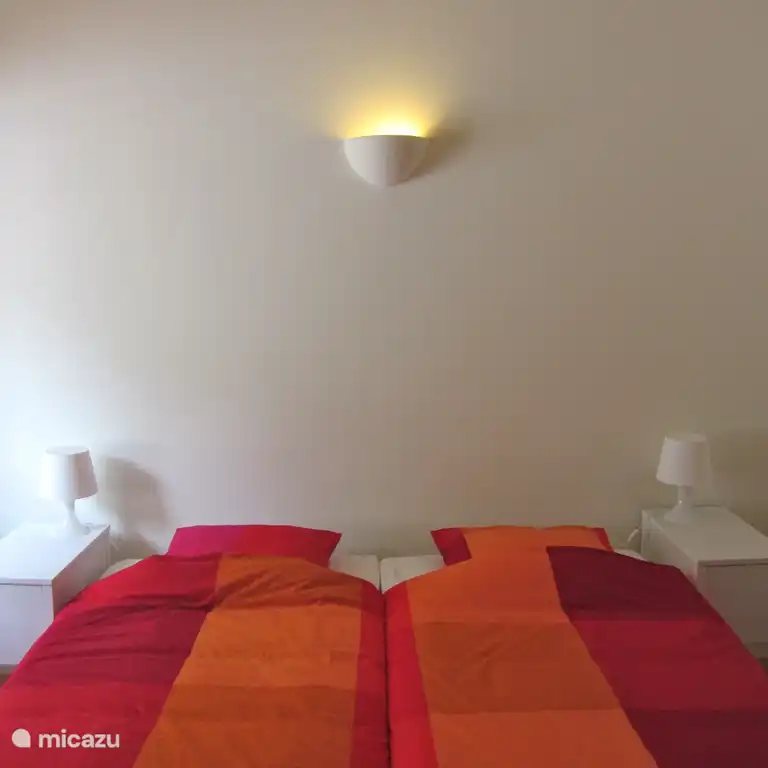 Chambre avec 2 lits confortables avec sommier à ressorts