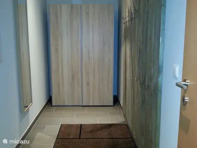 Aineckblick TOP 14 | Autriche, Salzburgerland, Sankt Margarethen im Lungau - appartement Hall avec chauffage au sol. Avec miroir, suffisamment de crochets et aussi un portemanteau avec cintres
