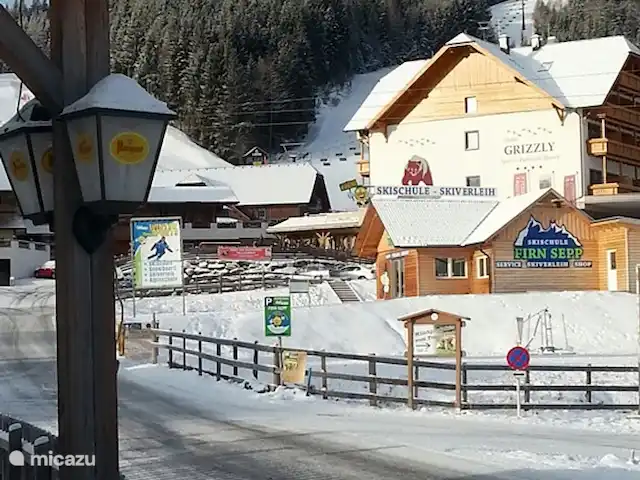 Aineckblick TOP 14 | Autriche, Salzburgerland, Sankt Margarethen im Lungau - appartement Vue depuis le parking. Directement sur les pistes.