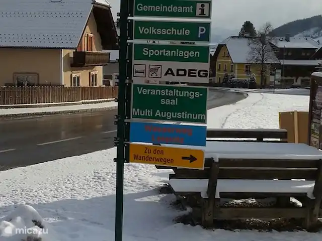 Aineckblick TOP 14 | Autriche, Salzburgerland, Sankt Margarethen im Lungau - appartement Panneaux indicateurs au centre. La Rabobank est à proximité pour vos affaires d'argent