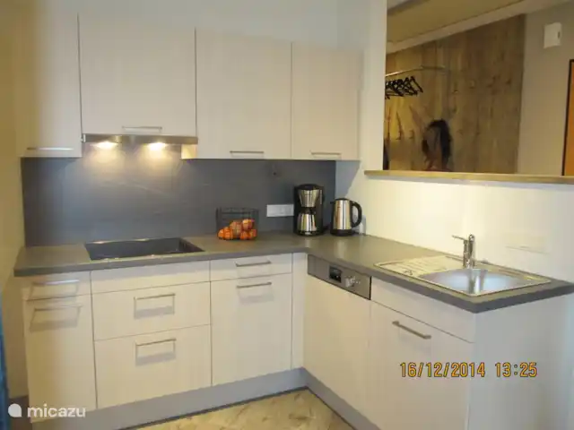 Aineckblick TOP 14 | Autriche, Salzburgerland, Sankt Margarethen im Lungau - appartement Cuisine avec plaque vitrocéramique 4 feux et lave-vaisselle, cafetière et bouilloire.