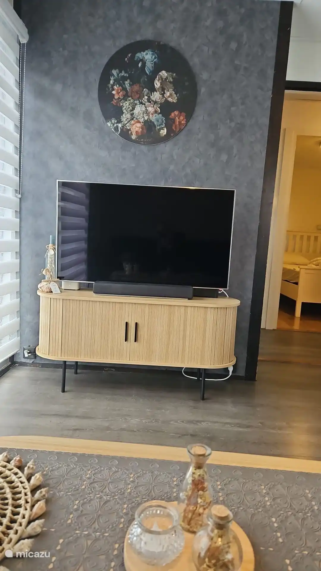 94 Zoll-Flachbild-TV, Digital-TV Ziggo,  Radio und DVD-Player-Surround-System.