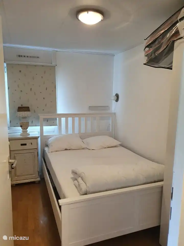 Schlafzimmer mit Doppelbett