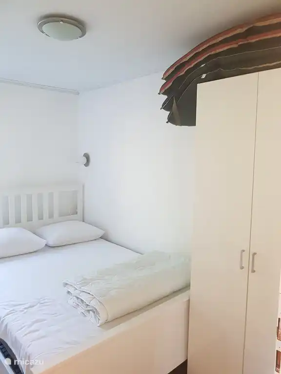 Schlafzimmer mit Doppelbett.