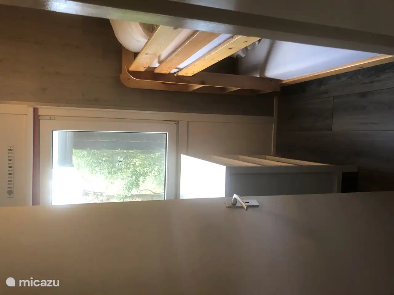 Schlafzimmer mit Etagenbett und Kommode