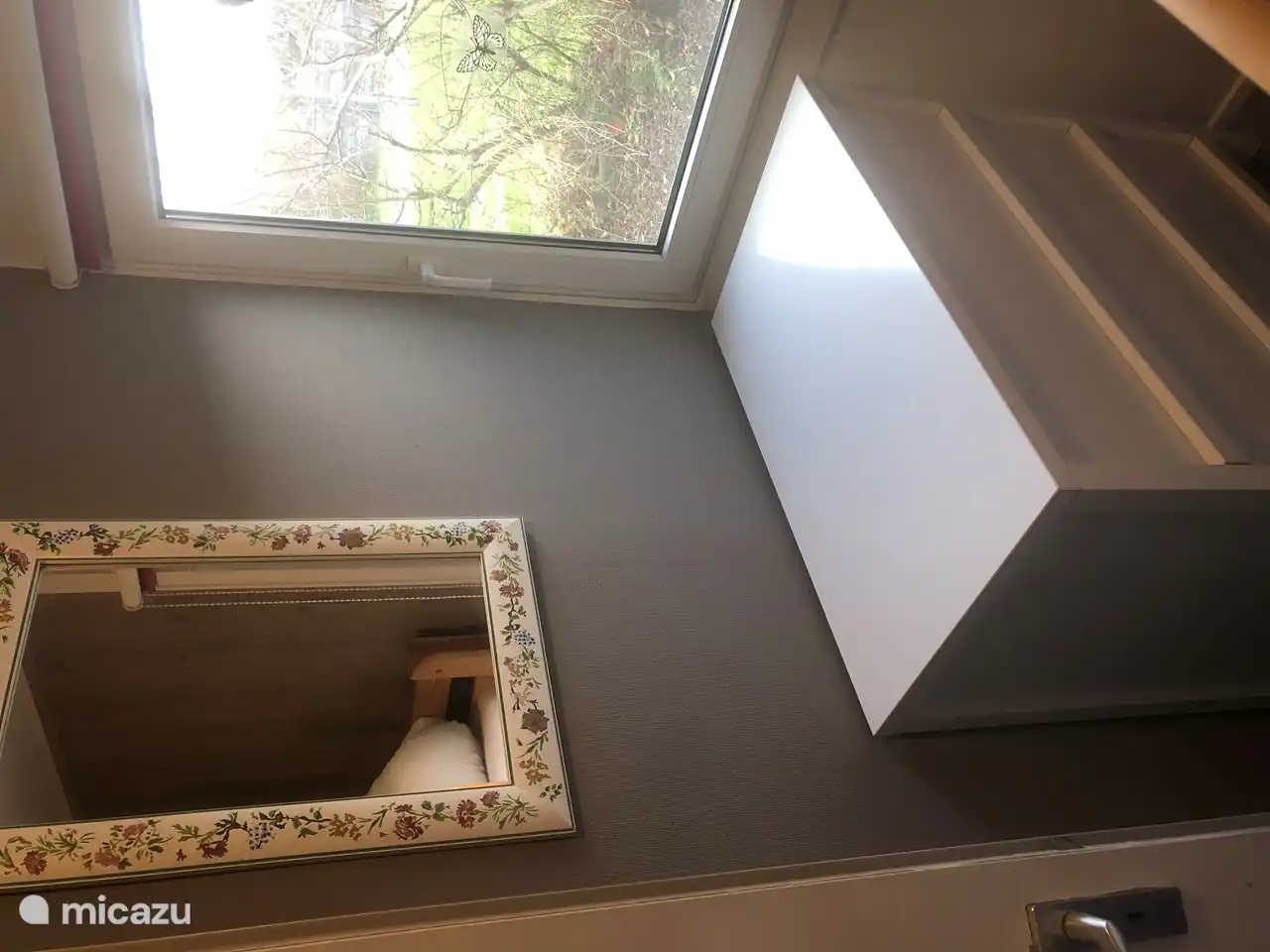 Zwei Personennamen mit Etagenbett, Kommode und Wandspiegel