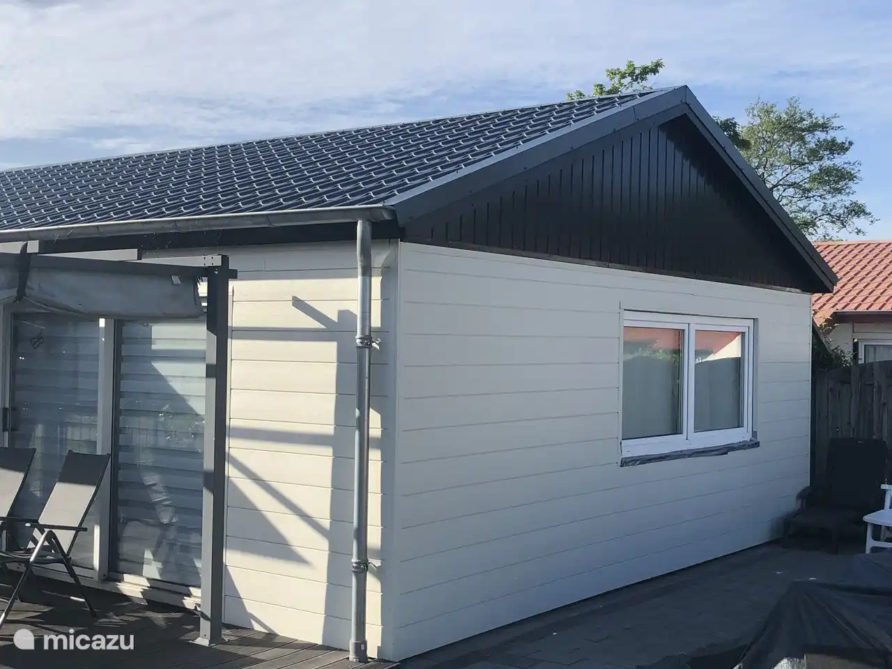 Seite mit zwei Sonnenliegen