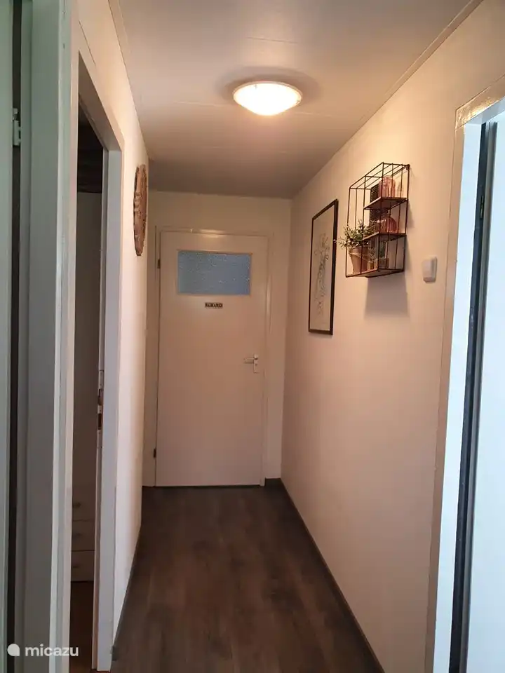 Flur mit Ausgang zu Dusche und Toilette