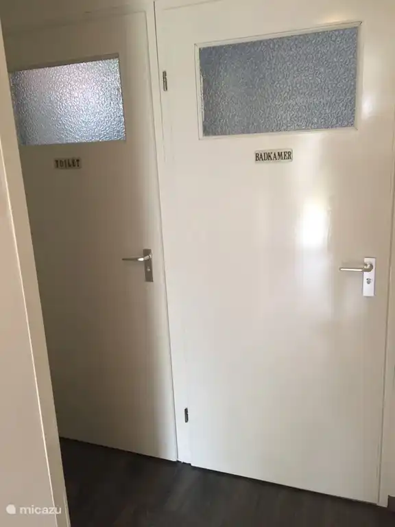 Blick vom Flur auf Toilette und Dusche