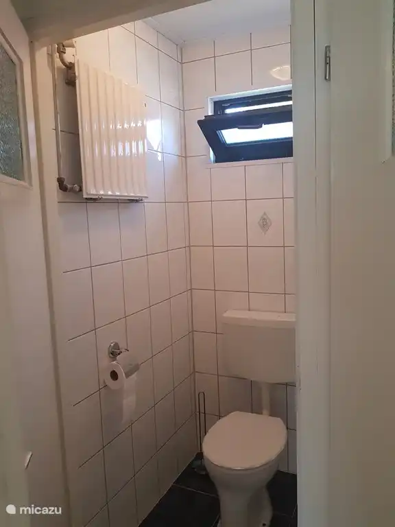 Separates WC komplett gefliest.