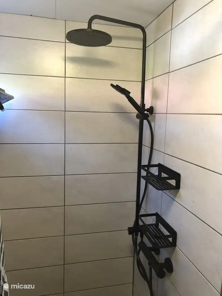 Erneuerte Regendusche und separater Duschkopf mit drei Positionen