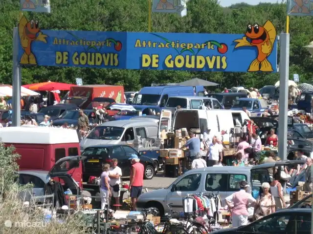 Vergnügungspark De Goudvis für die Kinder. Auch jeden Montag Kofferraummarkt.