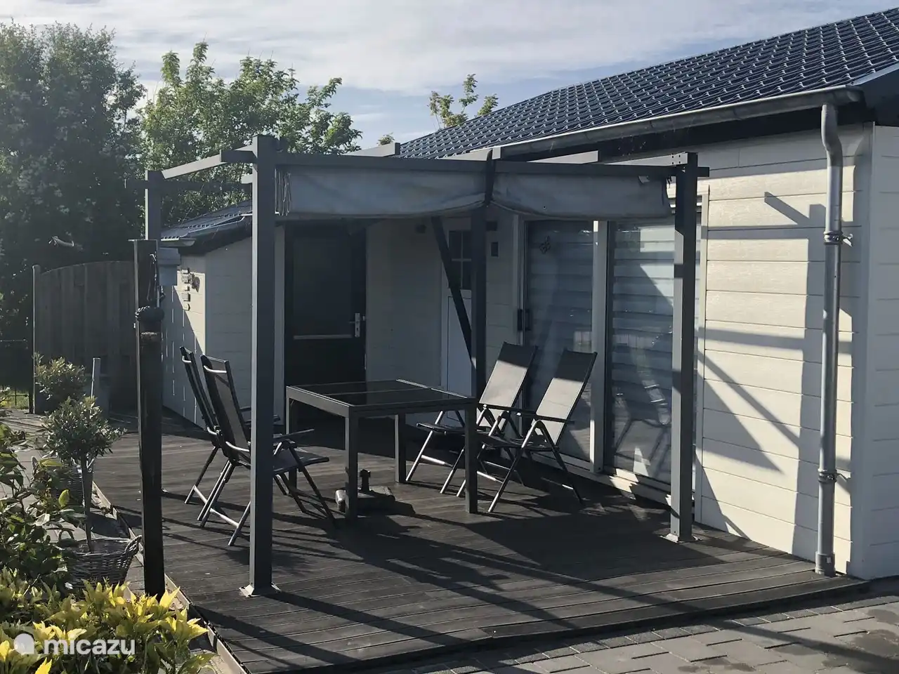 Pavillon mit Tisch und vier Stühlen