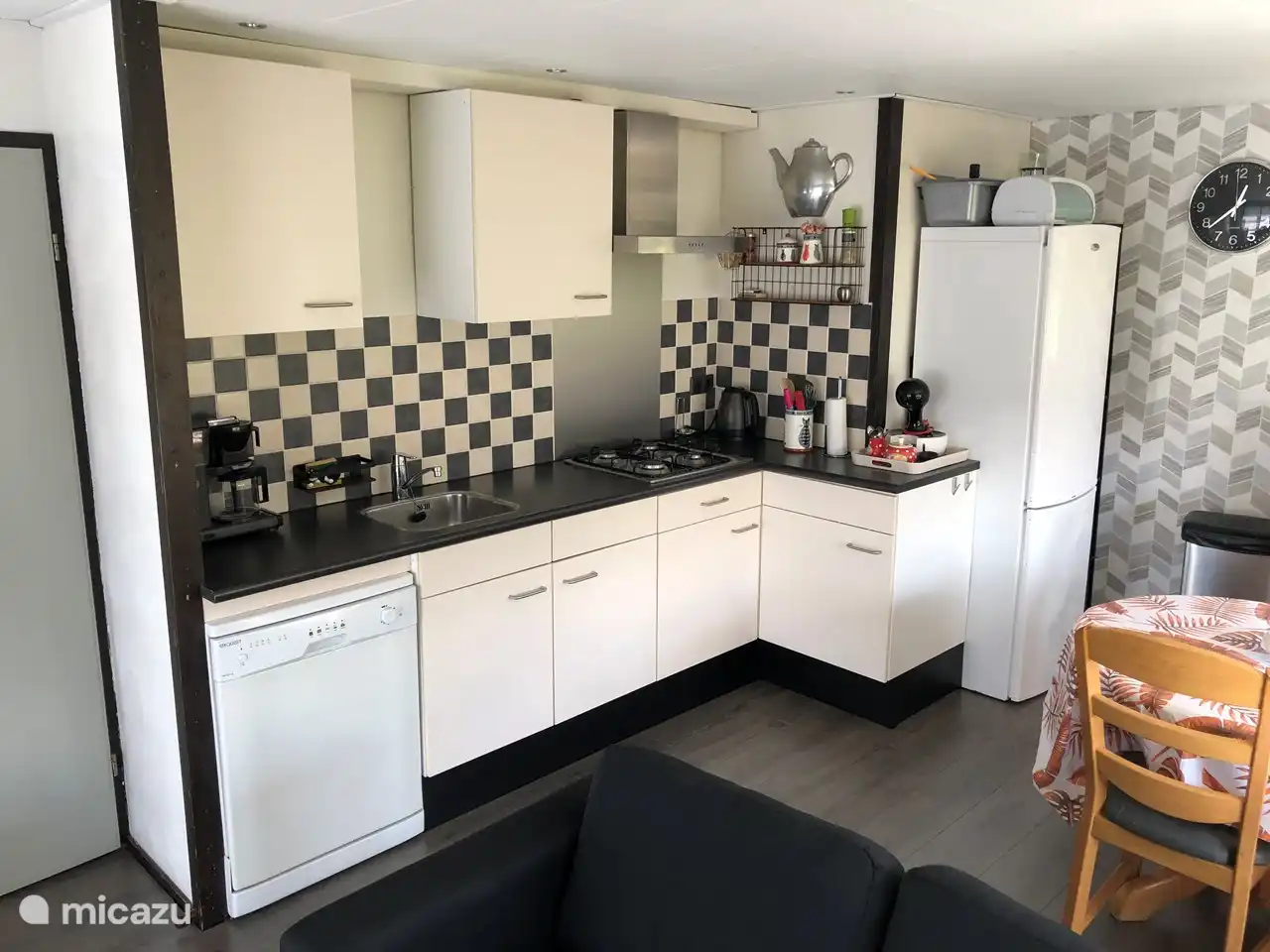 Küche mit Geschirrspüler und großem Kühlschrank mit Gefrierfach.