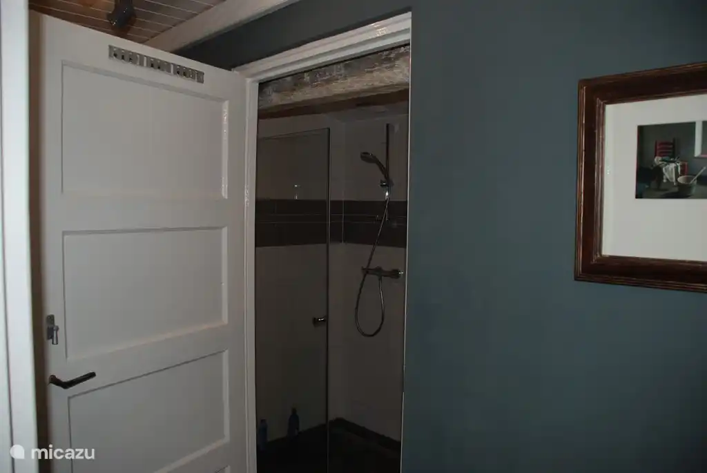 Entree naar badkamer. Ook hier is het oude gebint van de boerderij te zien.