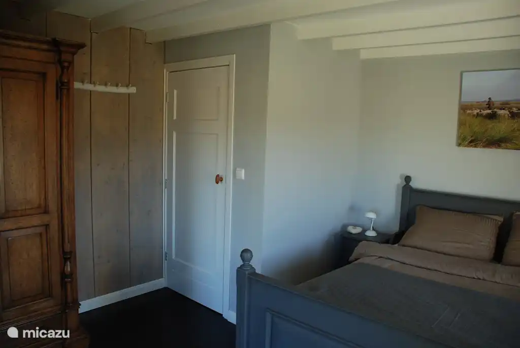 Inrichting masterbedroom met deur naar Hal 1.