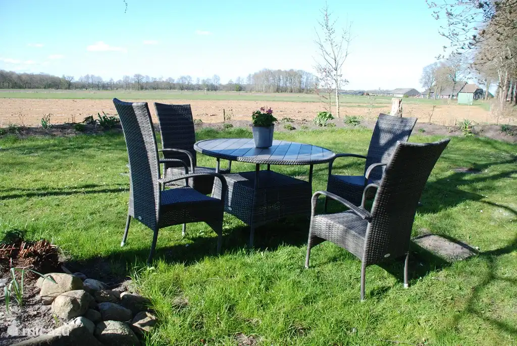 De tuin met tuinset.