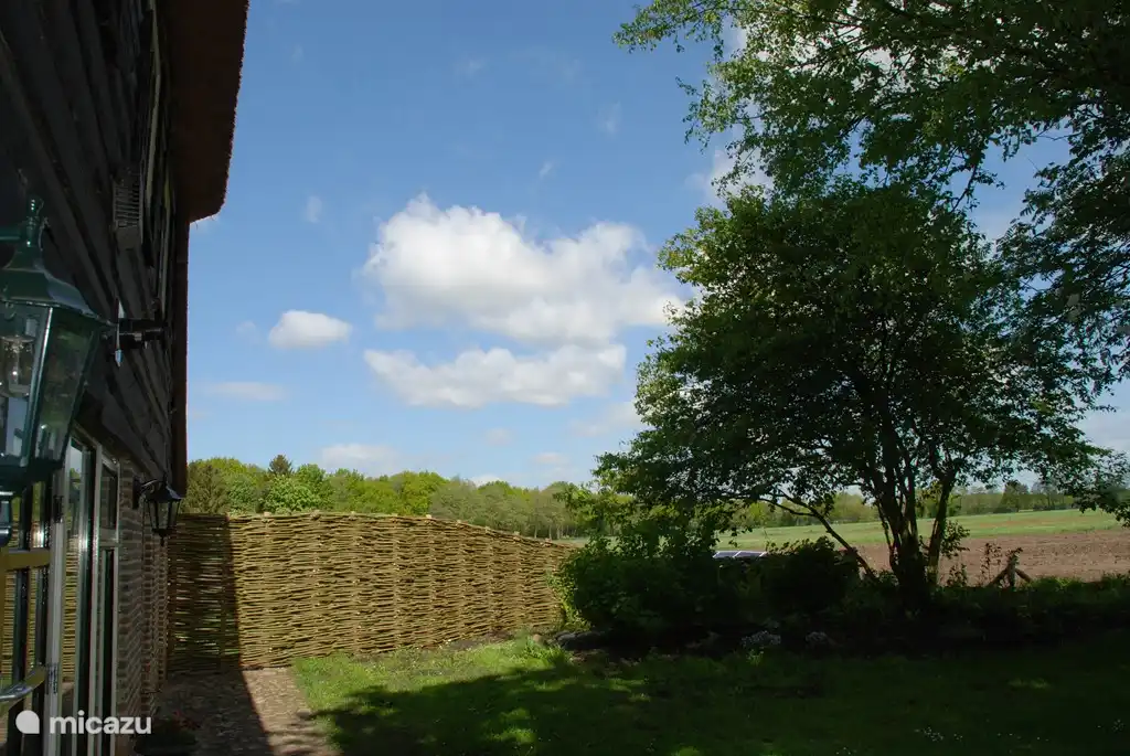 Privacy gegarandeerd door eigen opgang en wilgenschutting.