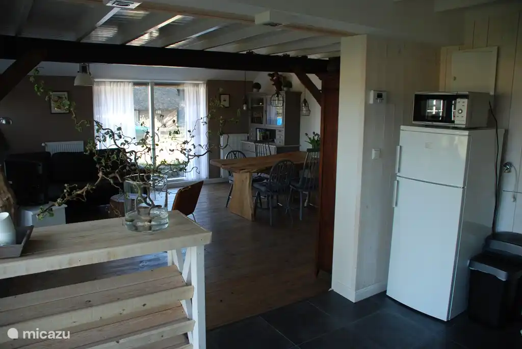 Overgang van keuken naar woonkamer.