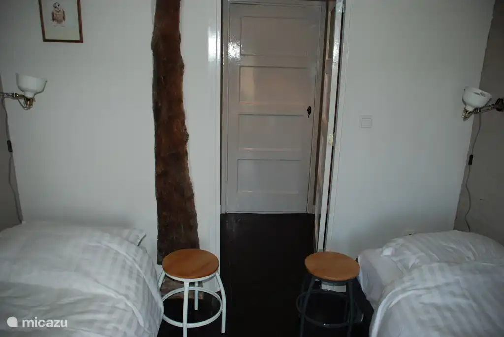 Slaapkamer 2: De twee eenpersoonsbedden zijn ook naar elkaar toe te schuiven tot 1 groot 2- persoonsbed. 