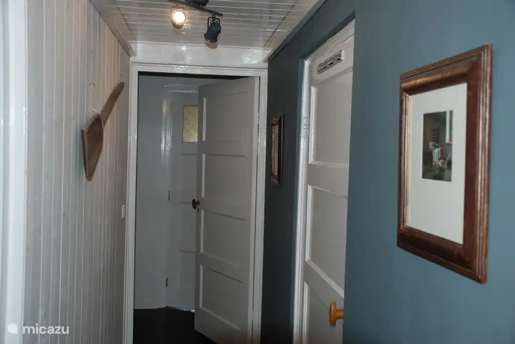 Hal 2: rechts naar badkamer en deur naar Hal 1.