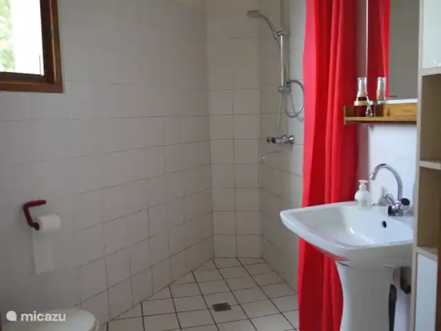 casa vacacional en Francia, Córcega, Calcatoggio – Villa Arbousier Calcatoggio cuarto de baño con lavabo e inodoro