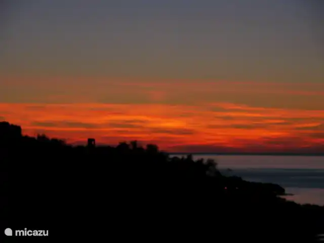 casa vacacional en Francia, Córcega, Calcatoggio – Villa Arbousier Calcatoggio puesta de sol con vistas a la torre genovesa y al mar y la montaña desde el jardín