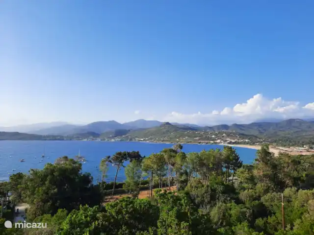casa vacacional en Francia, Córcega, Calcatoggio – Villa Arbousier Calcatoggio vista desde el jardín sobre la bahía