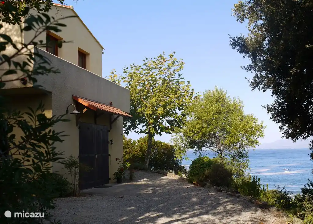 Entrance to villa Arbousier