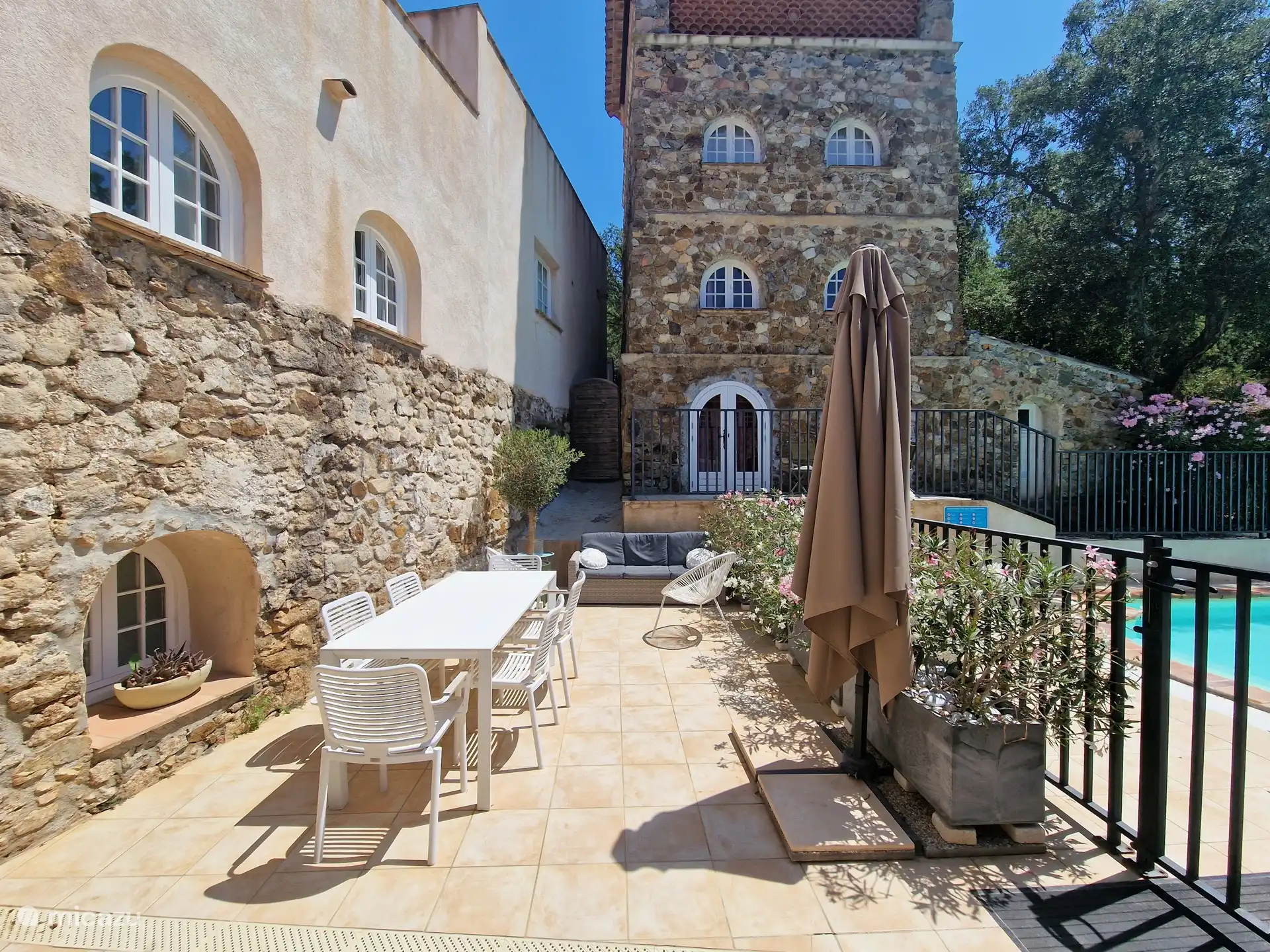 Terraza privada directamente junto a la piscina