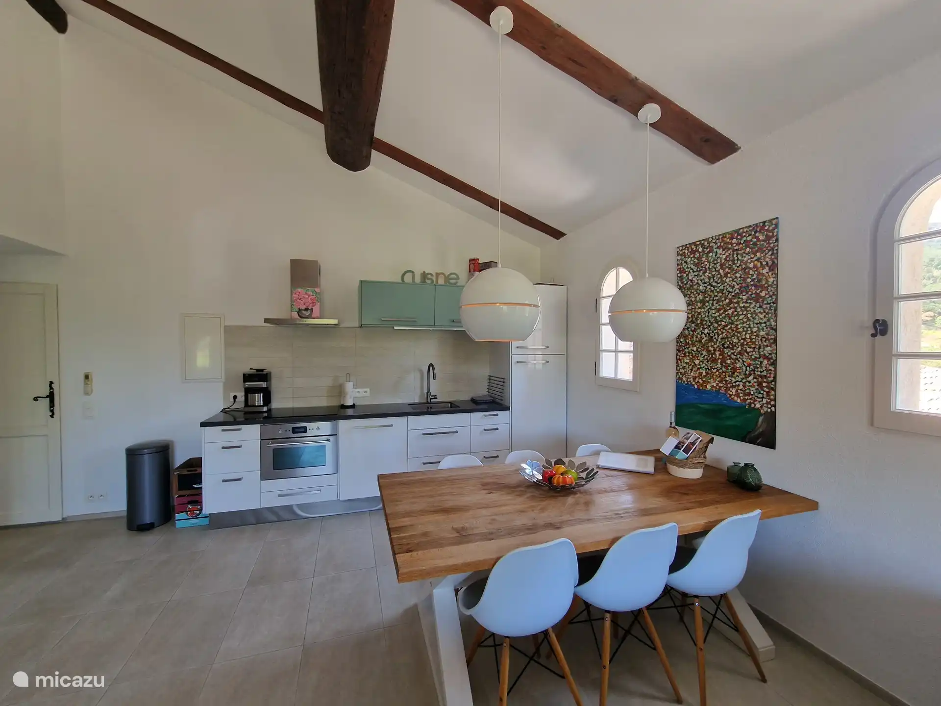 Cocina moderna completa con zona de comedor