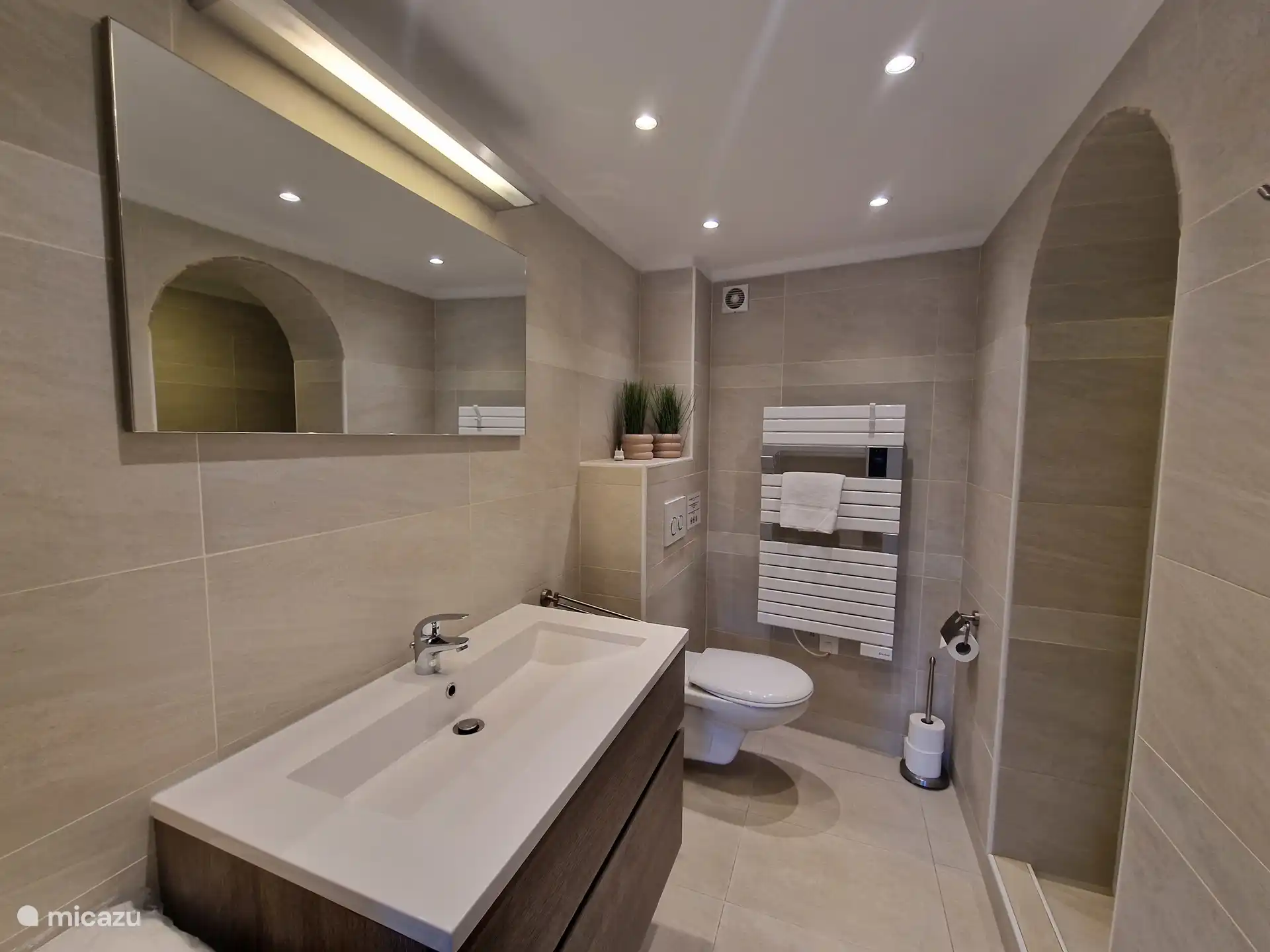 Baño completo con ducha, lavabo e inodoro