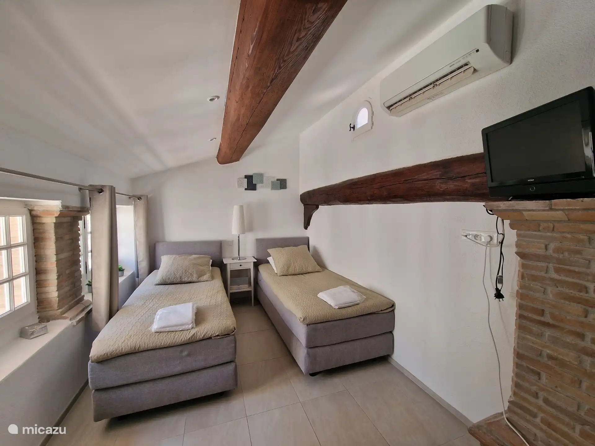 Buhardilla semiabierta con 2 camas individuales