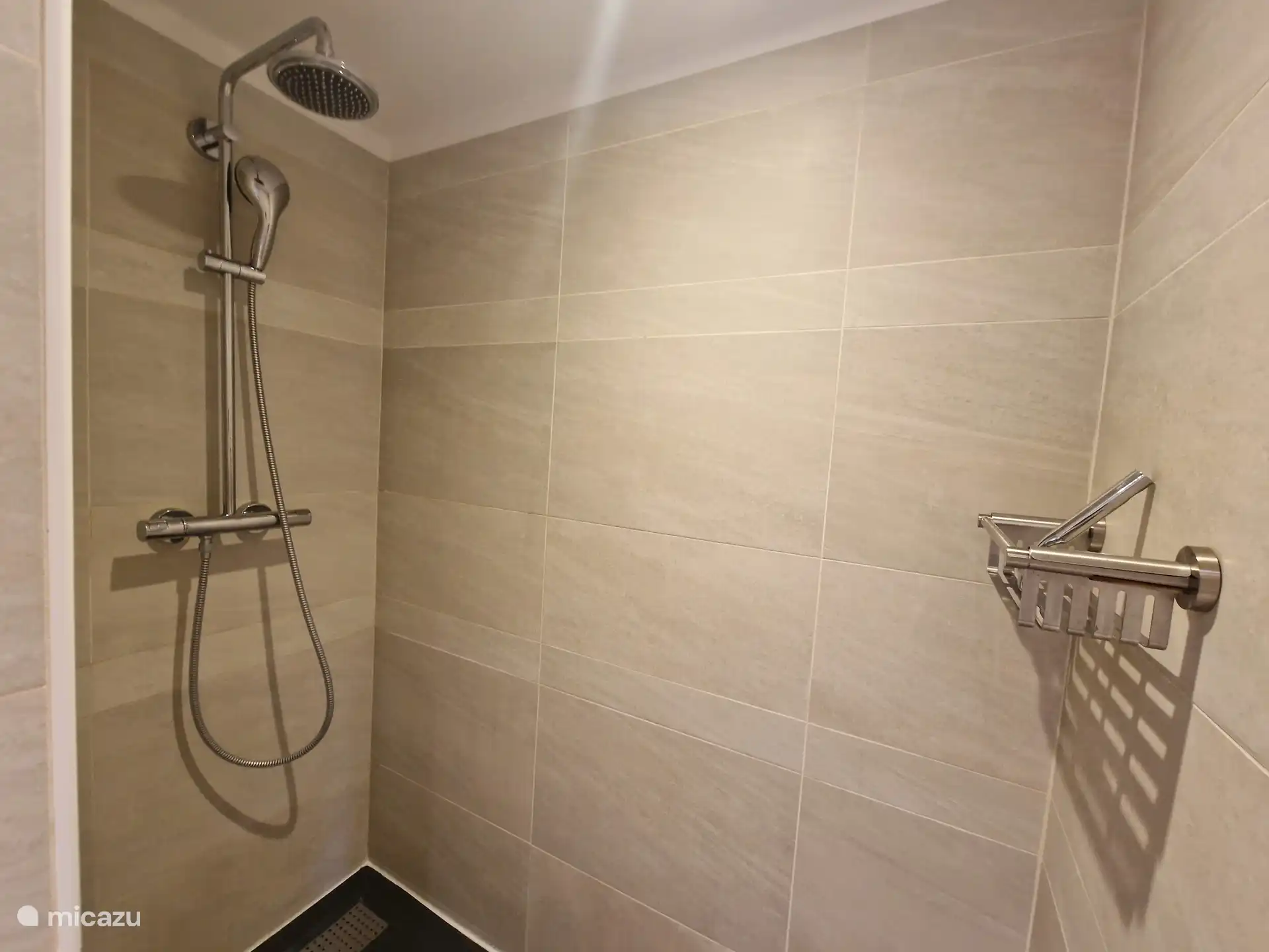 Ducha a ras de suelo italiana