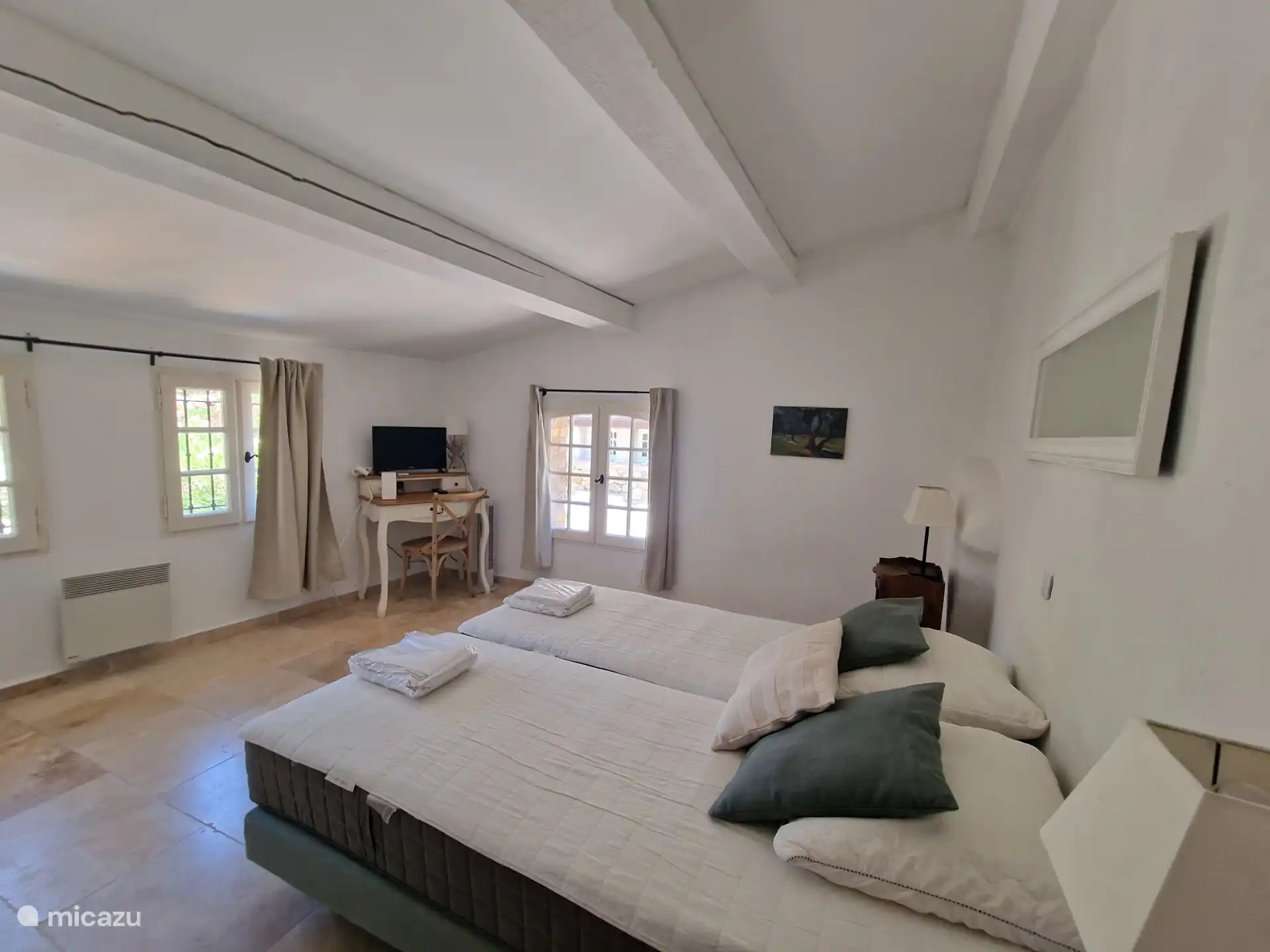 Amplio dormitorio con baño en la 1ª planta y TV