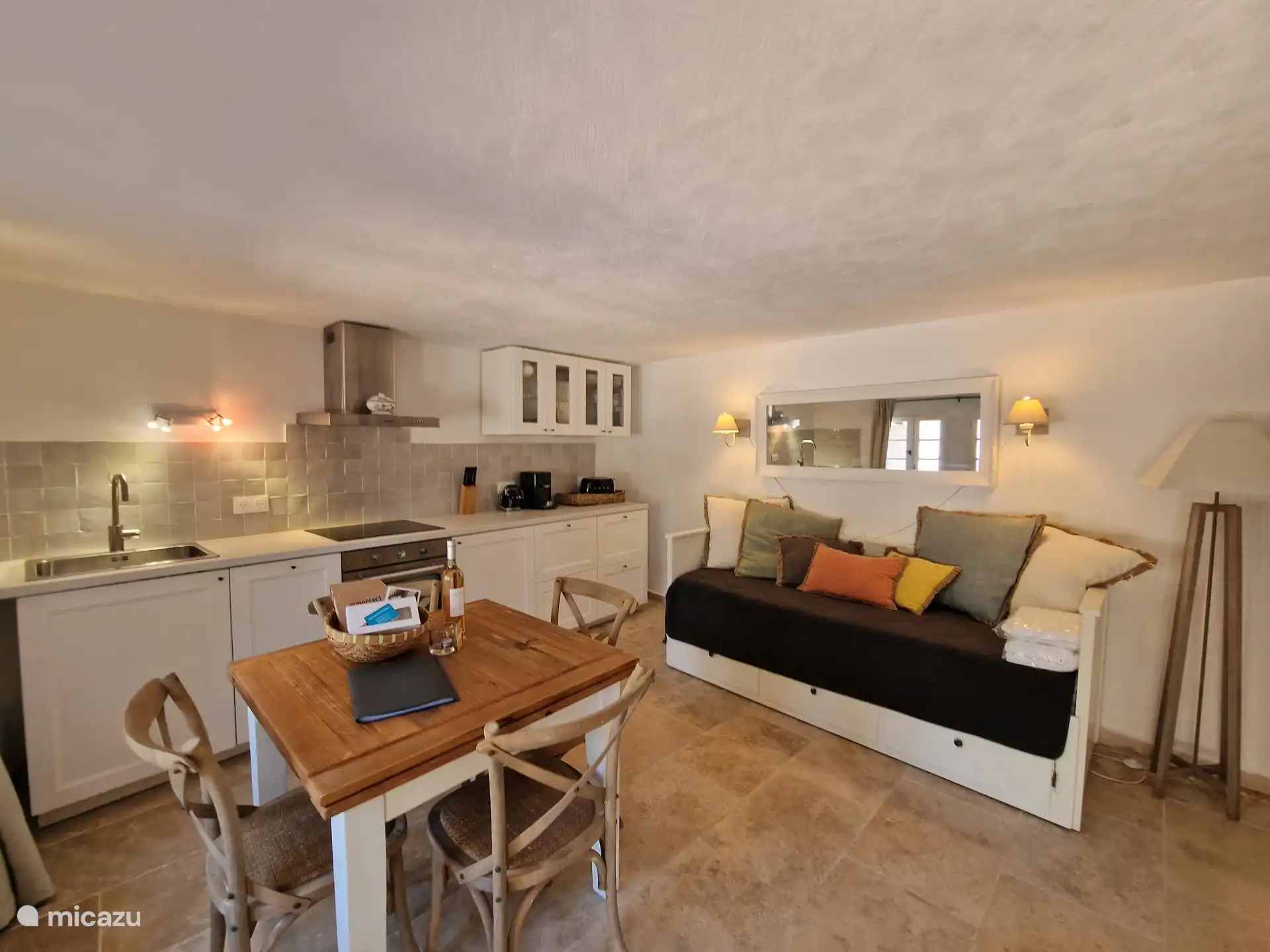 Sala de estar con cocina completa, sofá (para dormir) y comedor