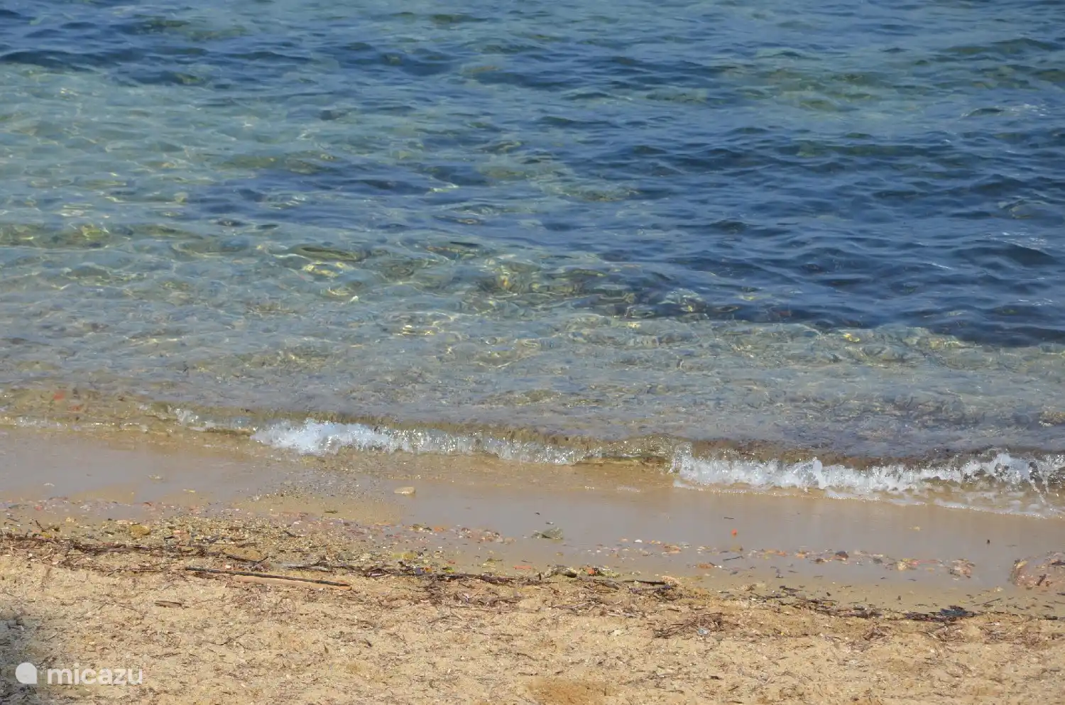 Agua de mar azul clara