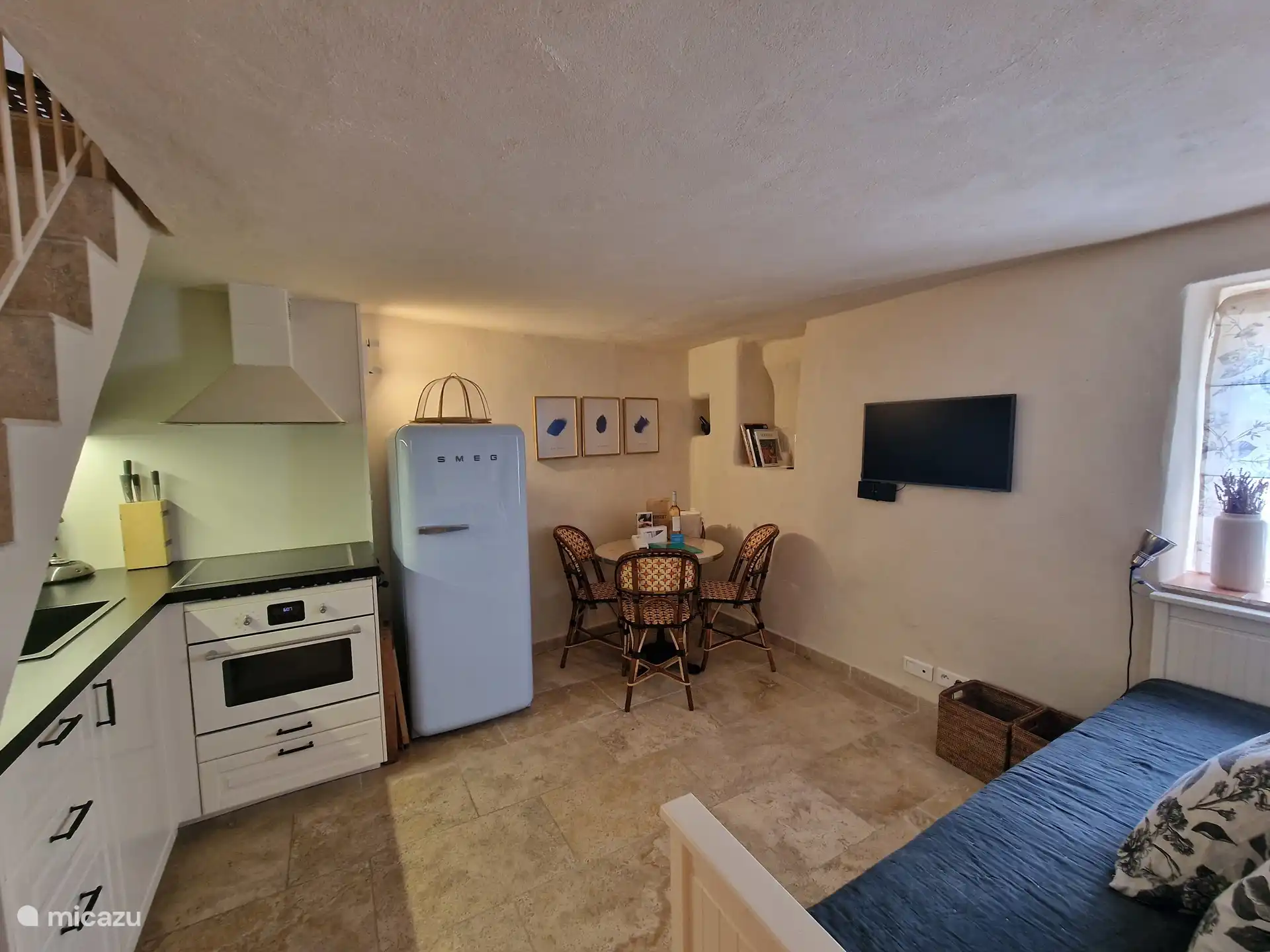 Sala de estar con TV y sofá cama