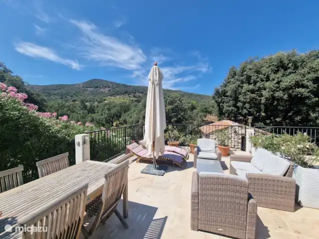 Hameau des Claudins No. 3 Vernet en Francia, Costa Azul, Le Plan-de-la-Tour - casa vacacional Terraza privada con mesa de comedor, sofá salón, tumbonas, sombrilla y hermosa vista