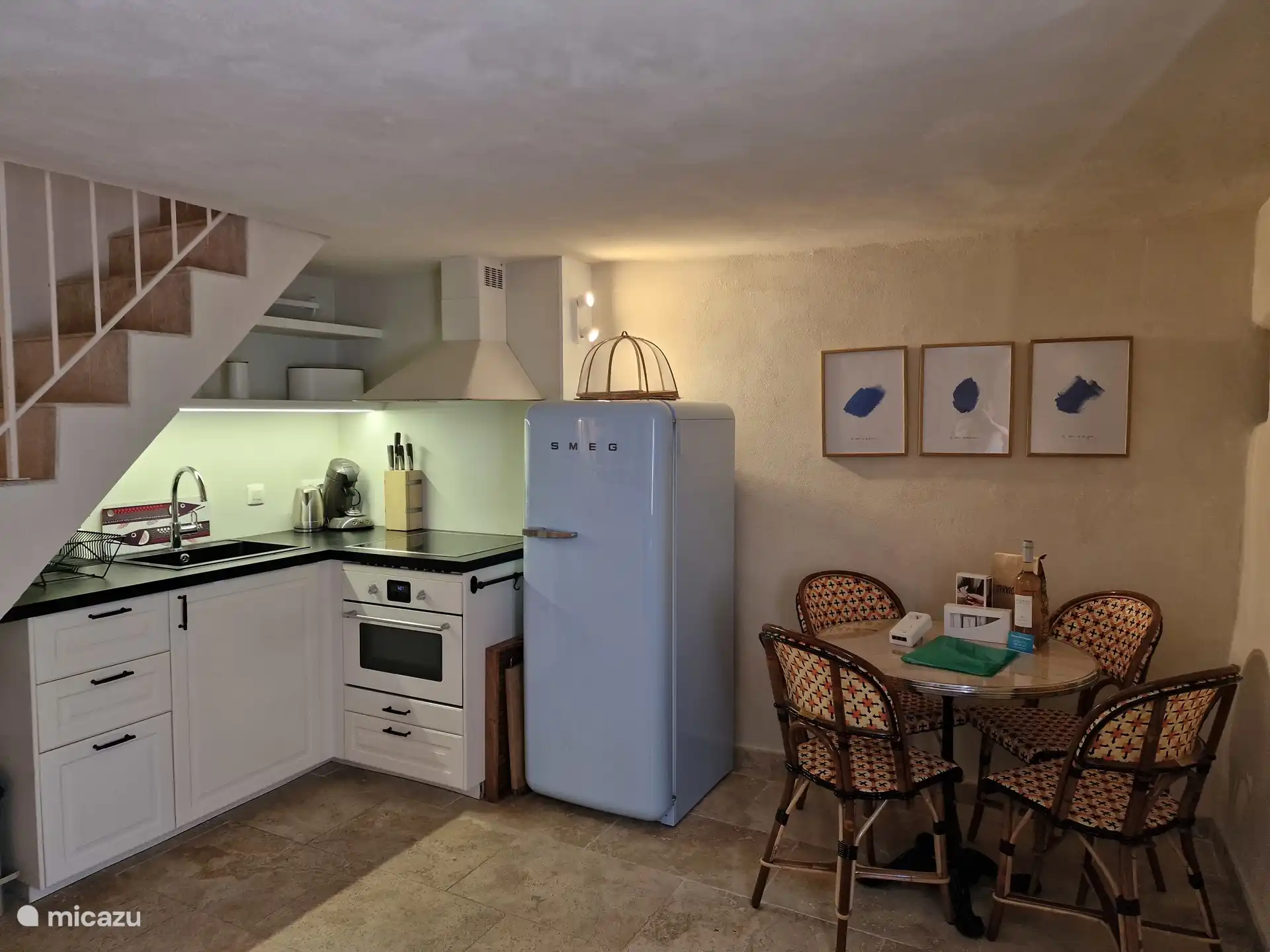 Cocina moderna con nevera grande