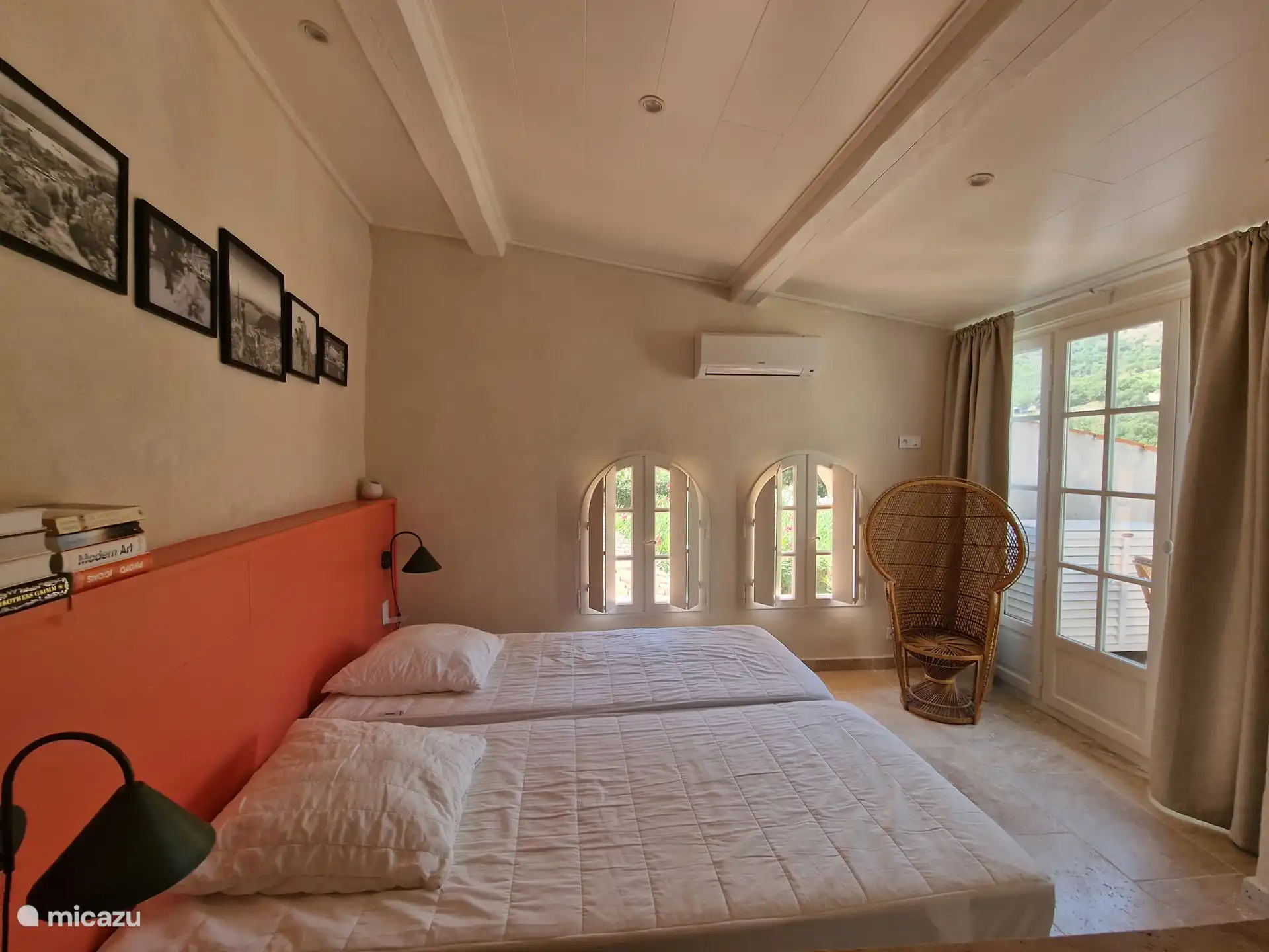 Dormitorio doble con aire acondicionado y balcón