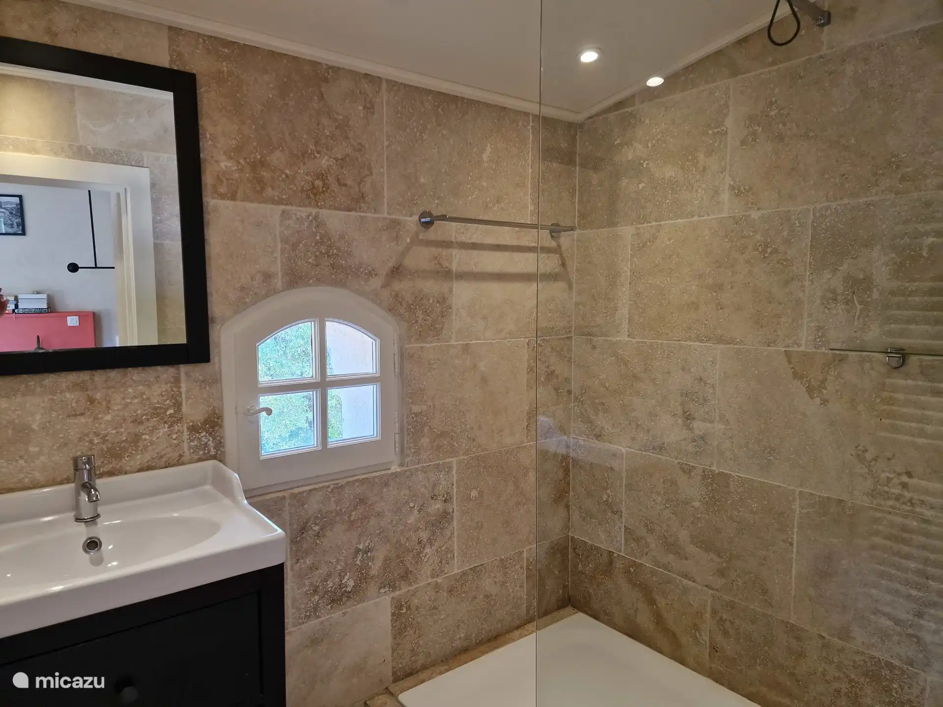 Cuarto de baño con ducha y lavabo