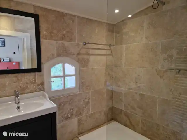 Hameau des Claudins No. 3 Vernet en Francia, Costa Azul, Le Plan-de-la-Tour - casa vacacional Cuarto de baño con ducha y lavabo