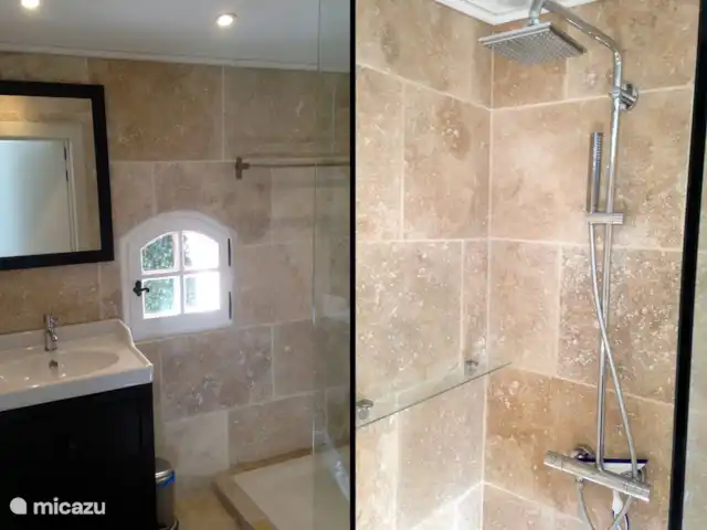 Hameau des Claudins No. 3 Vernet en Francia, Costa Azul, Le Plan-de-la-Tour - casa vacacional Cuarto de baño con mueble y ducha a ras de suelo