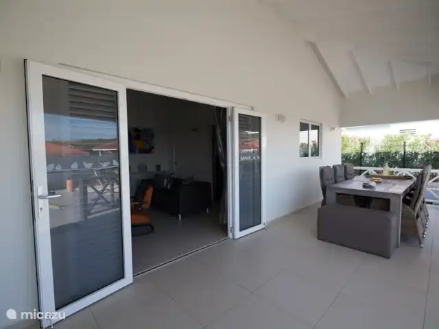 Casa Kontentu en Curazao, Bandabou (oeste), Fontein - casa vacacional Disfrute del desayuno o el almuerzo en el porche en la gran mesa de comedor con 6 sillas de comedor ajustables de lujo. En Curacao se vive y lo que se hace fuera