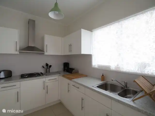 Casa Kontentu en Curazao, Bandabou (oeste), Fontein - casa vacacional La cocina abierta, que tiene suficiente espacio de trabajo y almacenamiento, está equipada con: microondas combi, combinación de frigorífico y congelador americano de dos puertas con máquina de agua fría y cubitos de hielo y lavavajillas